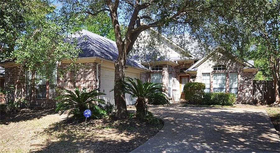 Prior front yard picture.. now with grass.. New picture coming soon!