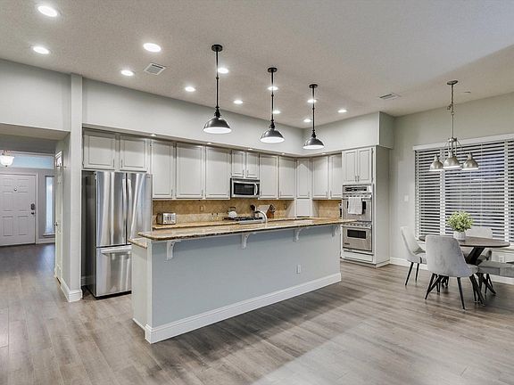 4th image of 1717 Parkwood Dr