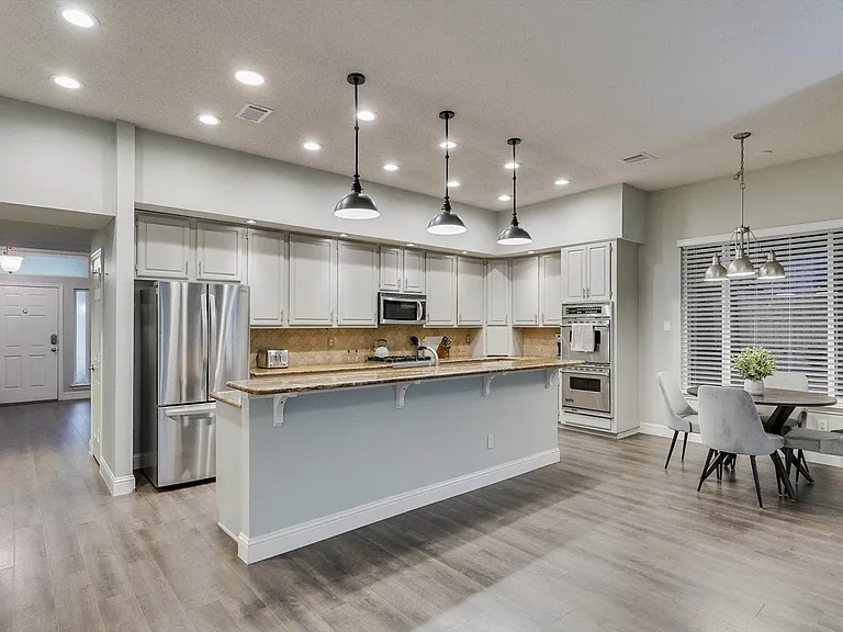 1717 Parkwood Dr — Photo 4