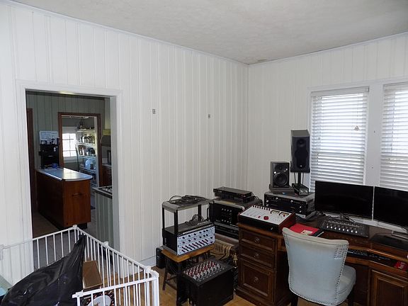 3rd image of 514 W Poplar St