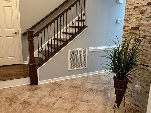 5th image of 256 Scotch Pine Dr