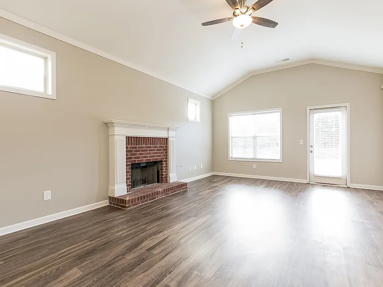 28 Rosen St — Photo 3