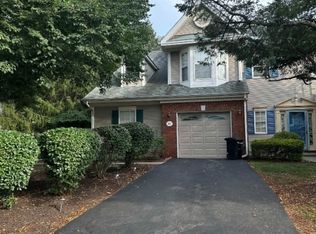 40 Sapphire Ln, Franklin Park, NJ 08823