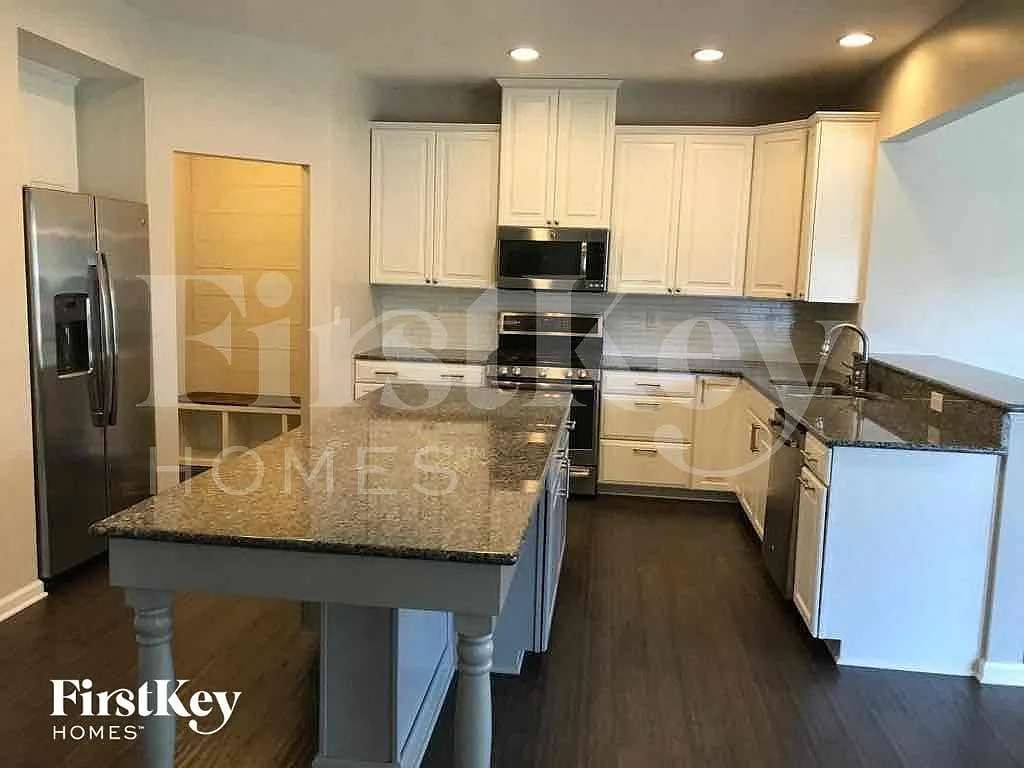 4 bed, 2.5 bath, 2490 sqft, $2,690 — Photo 3