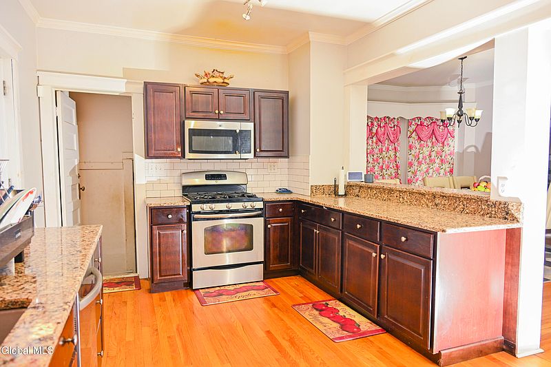4th image of 909 Woodland Avenue