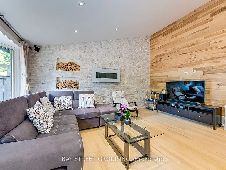 1238 Landfair Cres — Photo 4