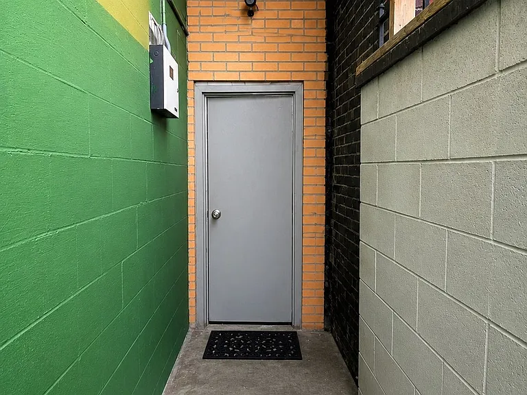 1462 Queen St W — Photo 3