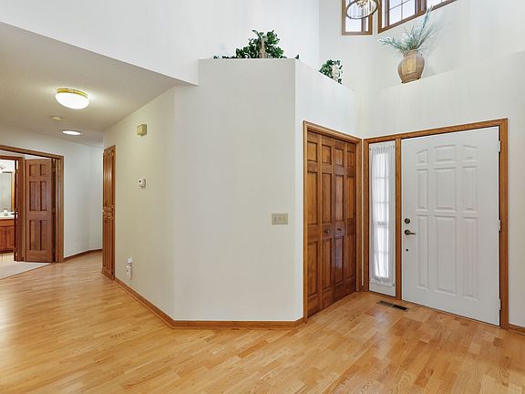 4th image of 1324 Silverthorn Dr