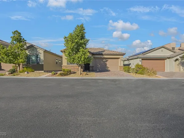 8090 Ancient Oaks Ave, Spring Valley, NV 89113