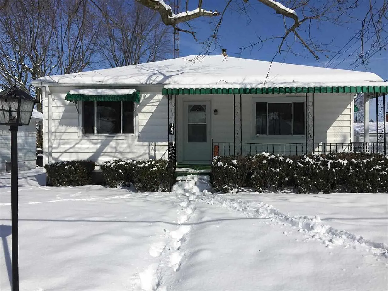 304 NW East St photo 1
