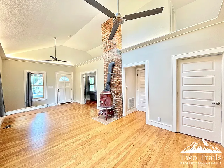 732 Florida Ave — Photo 3