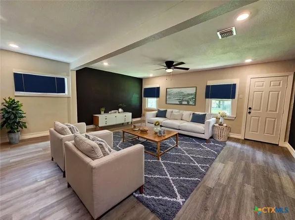 958 E Humphreys St, Seguin, TX 78155