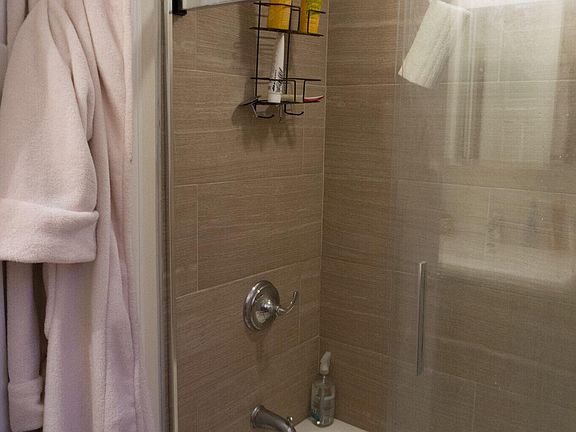 5th image of 1424 N Greenview Ave APT 2R