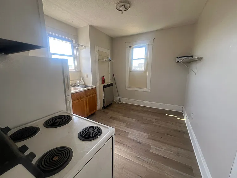 466 Dallas Street — Photo 3
