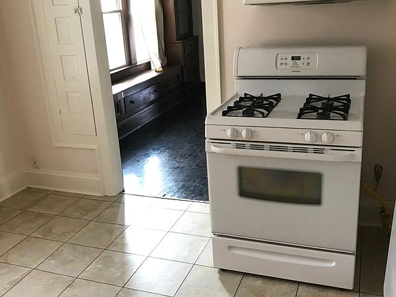 3rd image of 2075 Wascana Ave