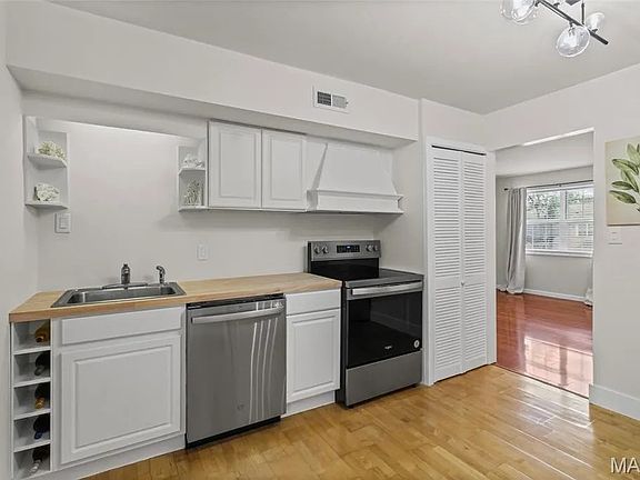 3rd image of 9112 W Swan Cir