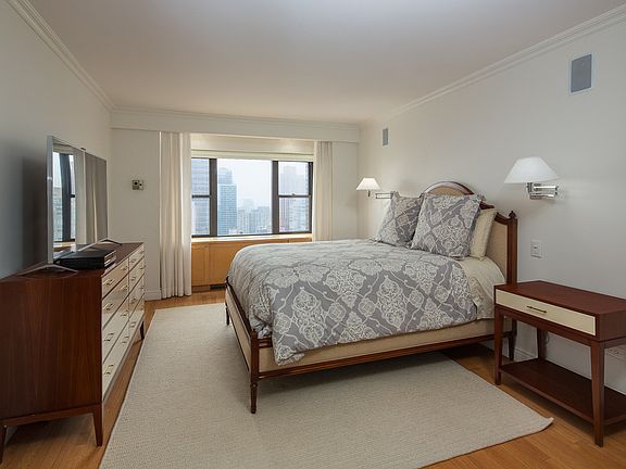 4th image of 20 W 64th St APT 33GH