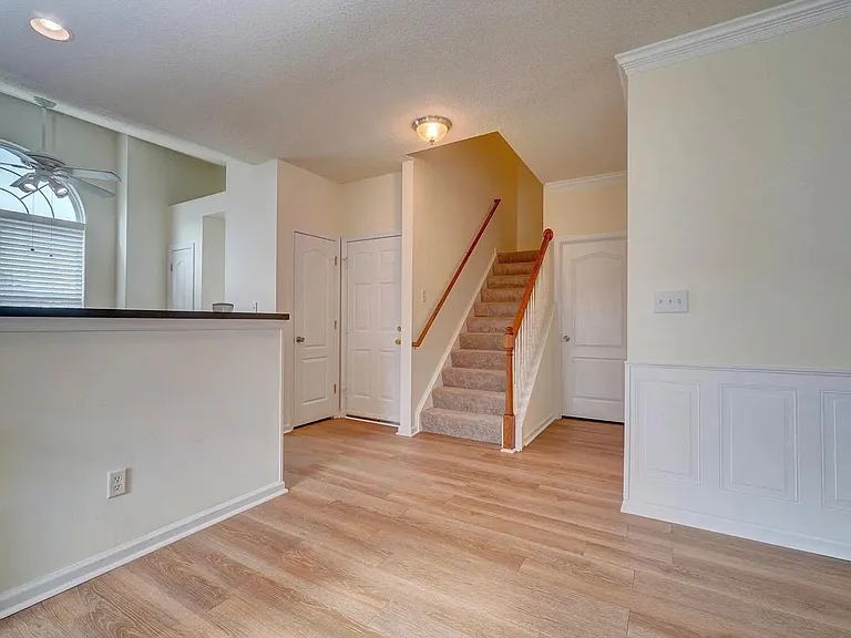 2230 Livingston St — Photo 3