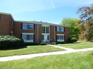 640 E Fox Hills Dr, Bloomfield Hills, MI 48304
