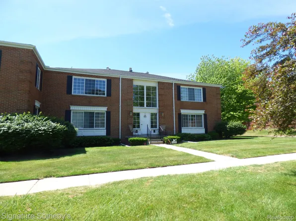 640 E Fox Hills Dr, Bloomfield Hills, MI 48304