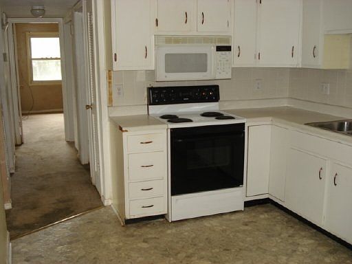 3rd image of 1617 NE Woodrow Dr #512