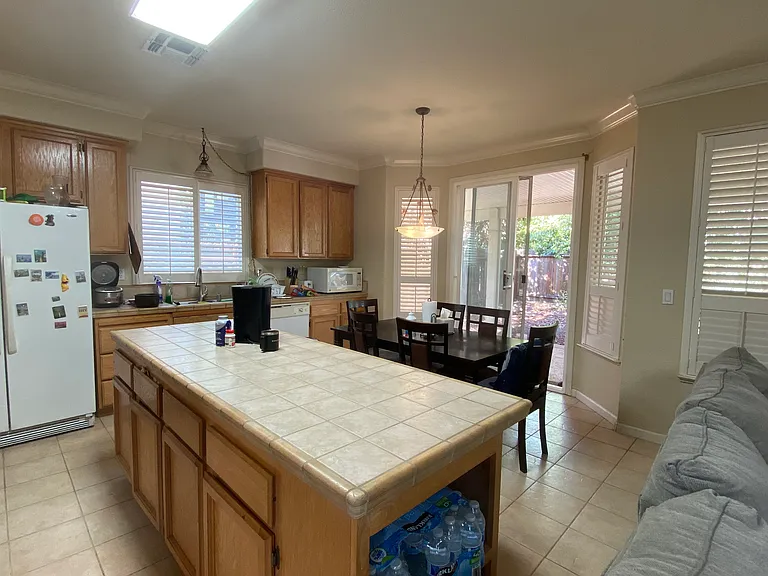2035 Blackridge Ave — Photo 7