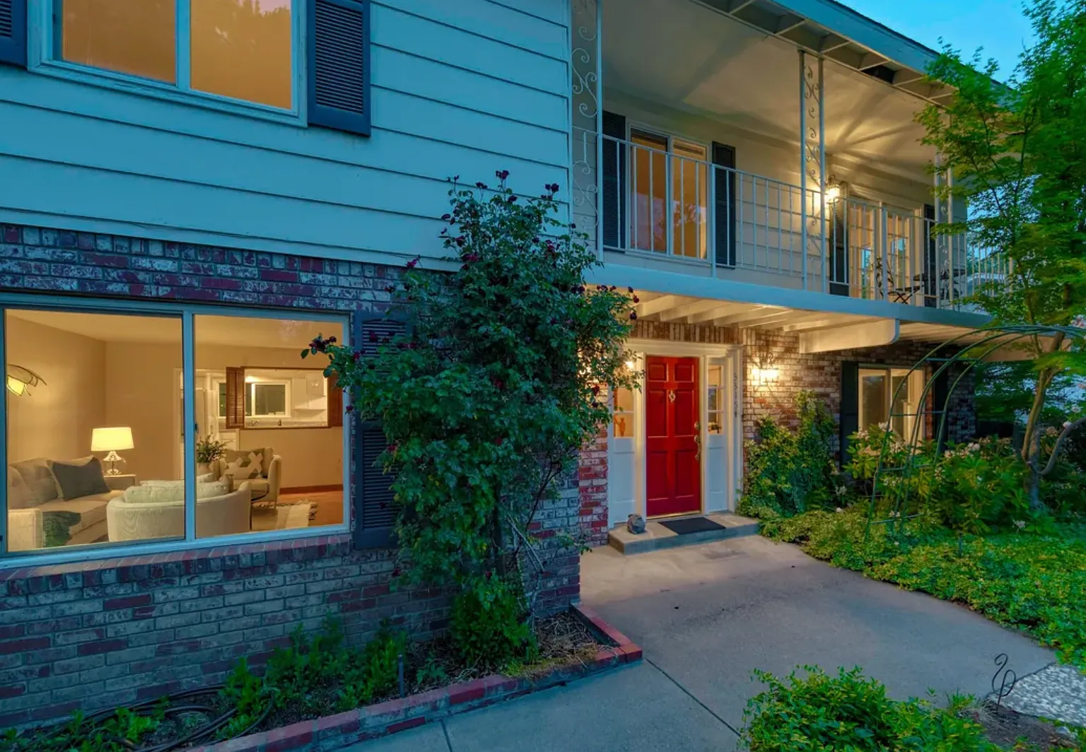 4 bed, 2.5 bath, 2844 sqft, $3,800 — Photo 2