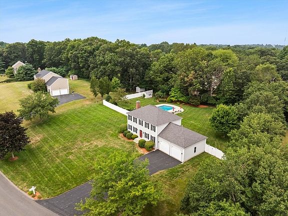 4th image of 3 Maura Elizabeth Ln