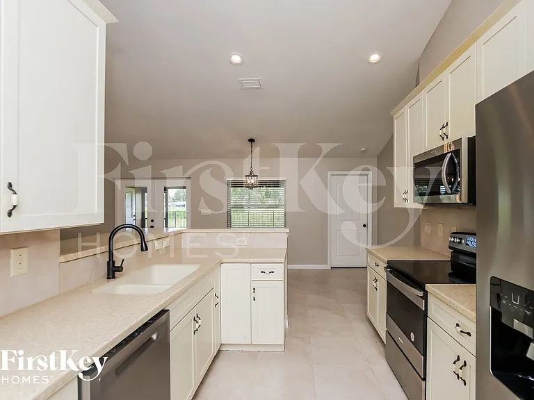 1932 Gloria Cir NE — Photo 6