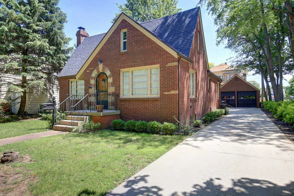 1307 W University Ave photo 1