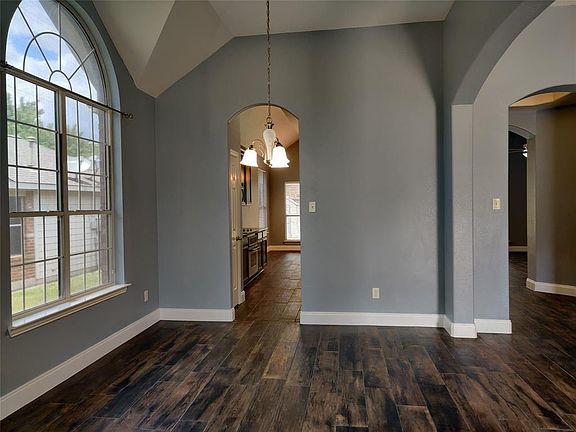5th image of 2040 Glencoe Dr