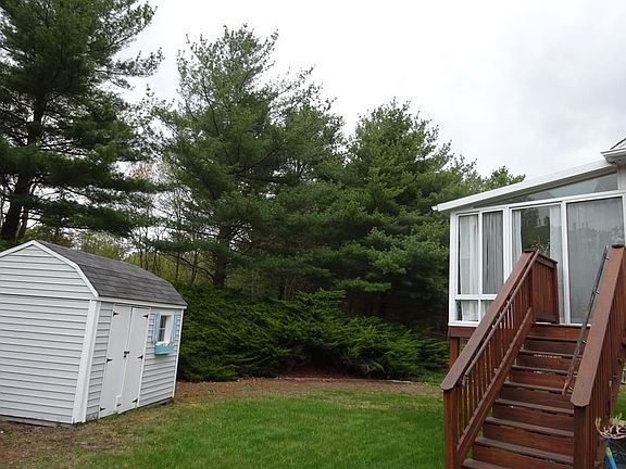 4th image of 32 Dickson Dr
