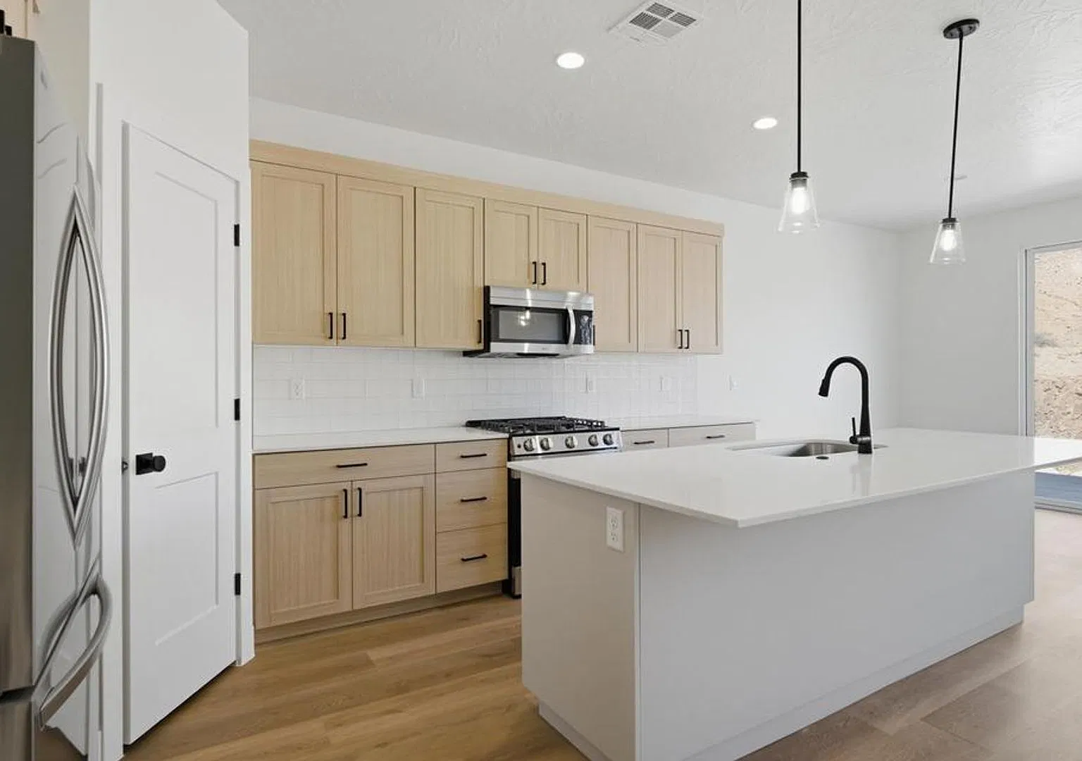 End Unit! New 3 Bedroom Townhome — Photo 2