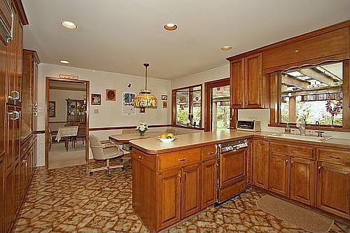 Lg EIK w/Custom Cabinets