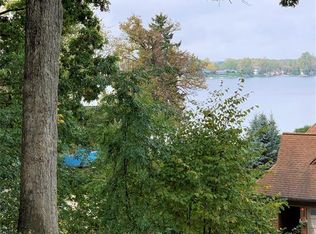 10488 Lake Shore Dr, Fenton, MI