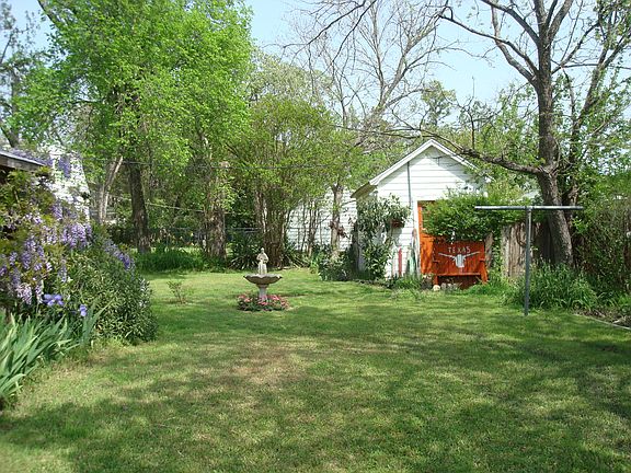 5th image of 402 Agnes Ave