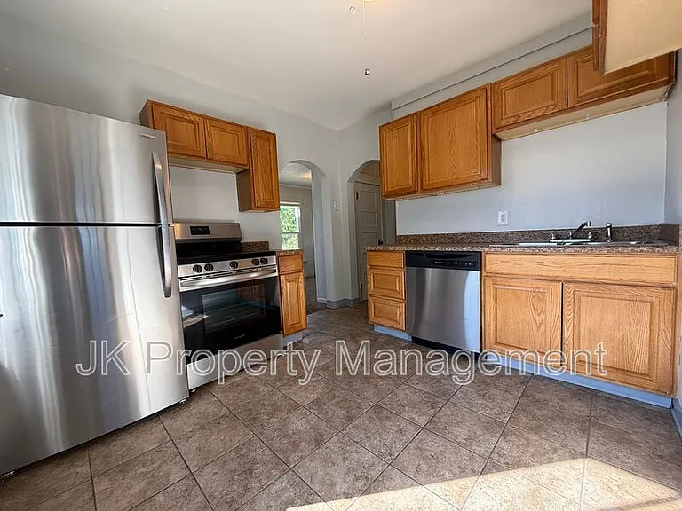 511 33rd St N — Photo 8