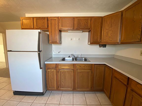 2nd image of 106 N Linn St #2