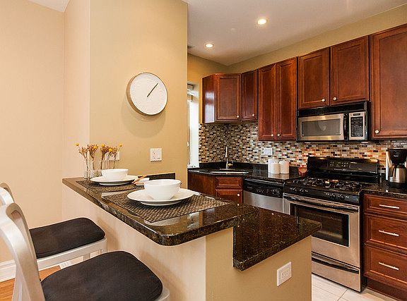 4th image of 1263 W Granville Ave #3