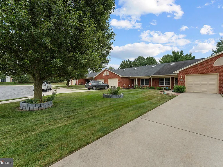 164 Chantilly Ct — Photo 3