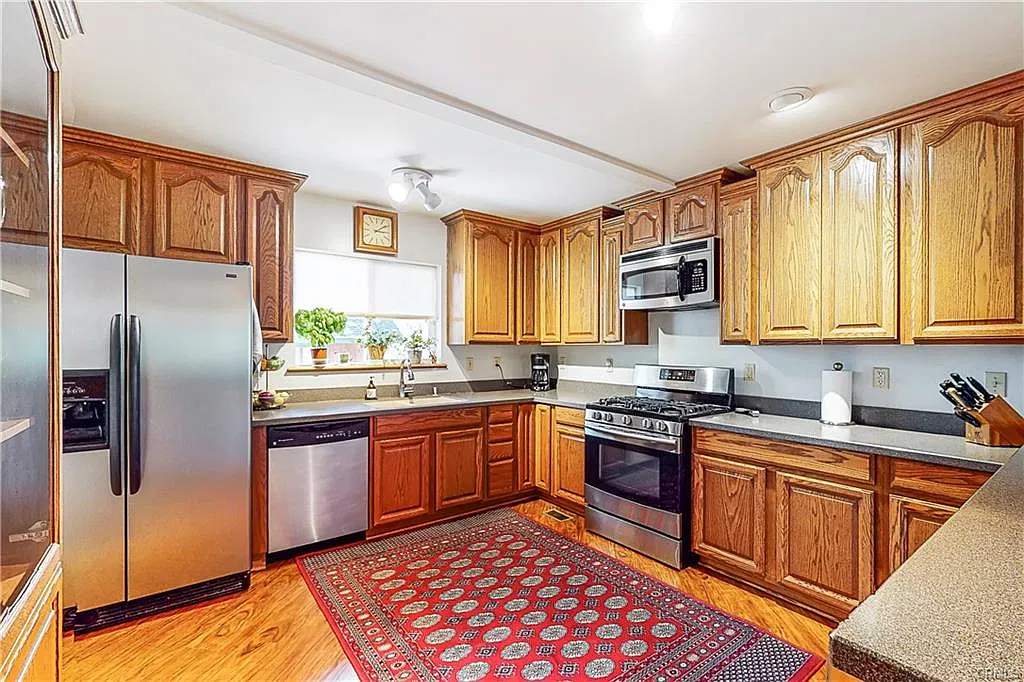 4 bed, 2320 sqft, $3,174 — Photo 2