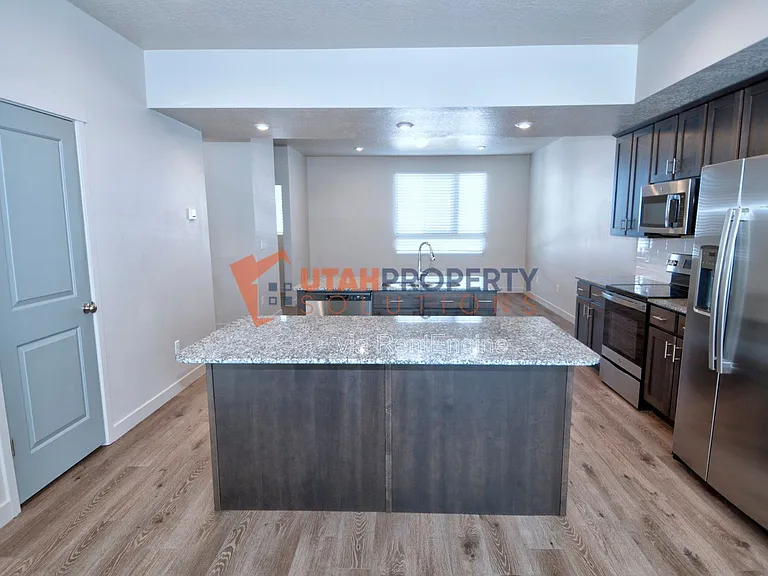 1025 W 400 S — Photo 11