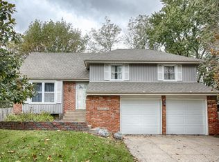 1913 S Stagecoach Dr, Olathe, KS 66062