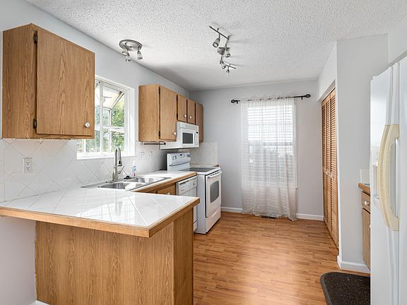 4th image of 1697 Jupiter Ave