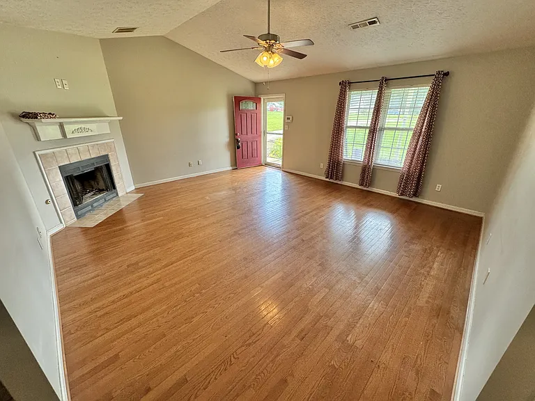 2237 Ross Ln — Photo 4