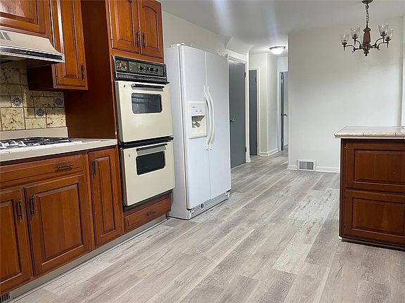 5th image of 705 Roosevelt Rd