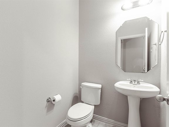 4th image of 908 Silvermoon Dr