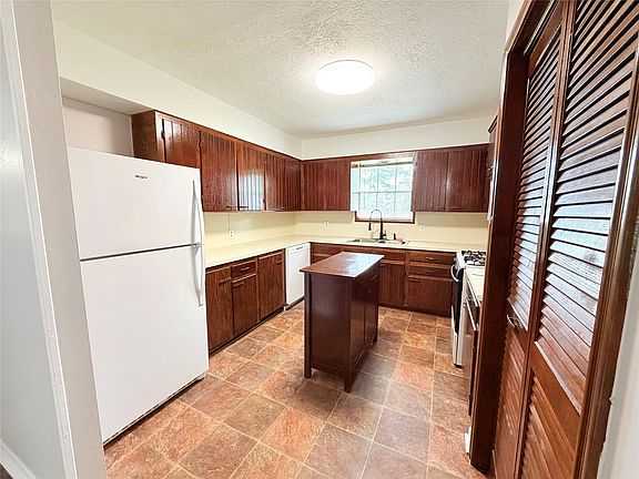 5th image of 20729 Canterbury Rd