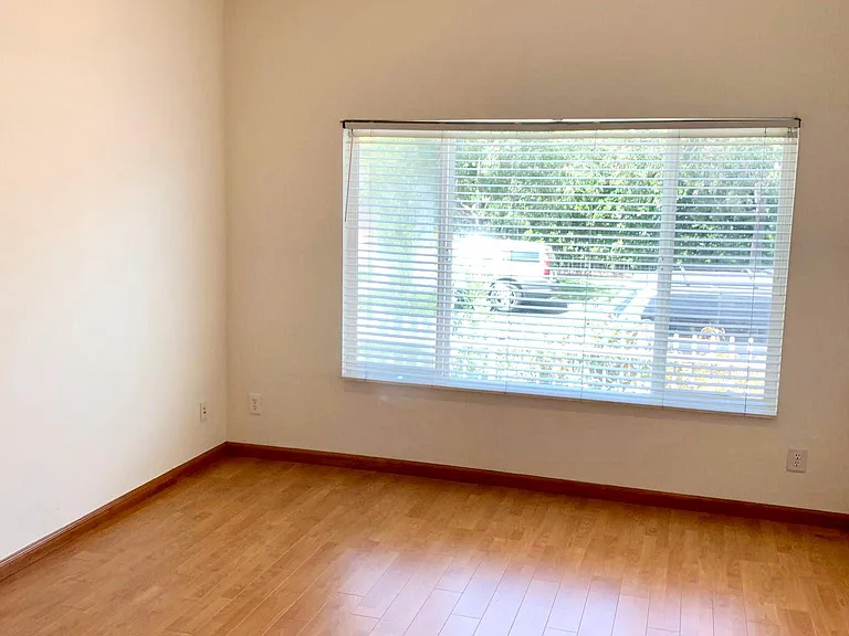 549 N Martel Ave — Photo 17