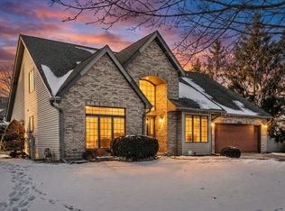 1190 Woodcreek Ln, Hoffman Estates, IL 60169